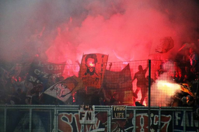 Videón, ahogy megrohamozzák az edzőközpontot az Olympique Marseille szurkolói