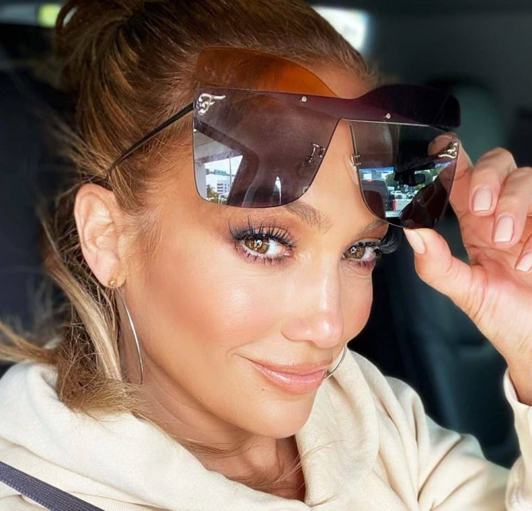 Akkorát szólt Jennifer Lopez dekoltázsa, mint egy „atombomba”