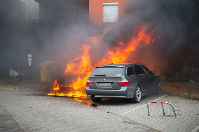 Pusztító képek Vecsésről, ahogy lángol a taxi egy BMW mellett a parkolóban