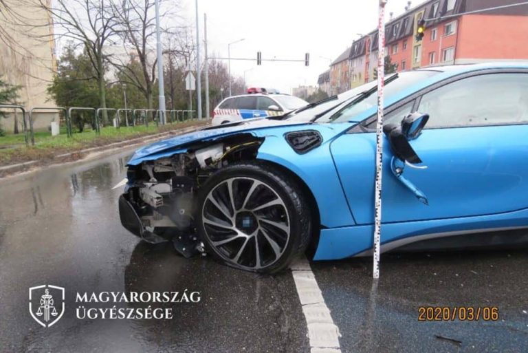 Ittasan tarolta le a jelzőtáblákat a BMW i8 volánja mögött a budapesti férfi