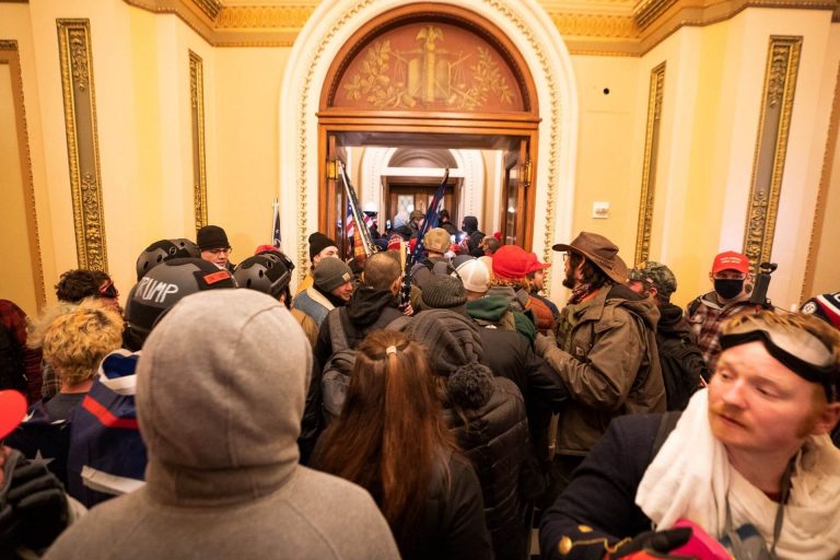 Videón, ahogy a Capitolium őrei sorra engedték be a tüntetőket az épületbe