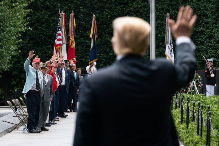 Trump nyilvános megjelenésre készül, erőszak a levegőben