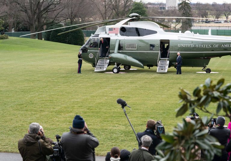 Az utolsó tánc: Trump stílusosan, az elnöki helikopterrel hagyta el a Fehér Házat (videó)