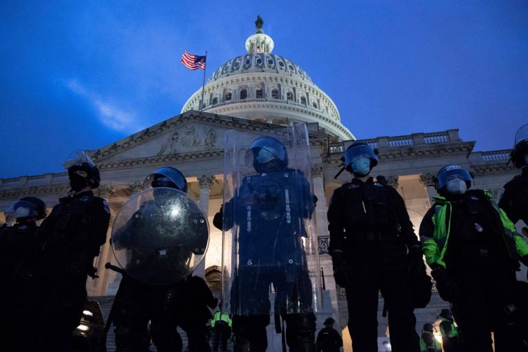 Videón a rendőr, aki egyedül szállt szembe a dühös Trump-szimpatizáns tüntetőkkel