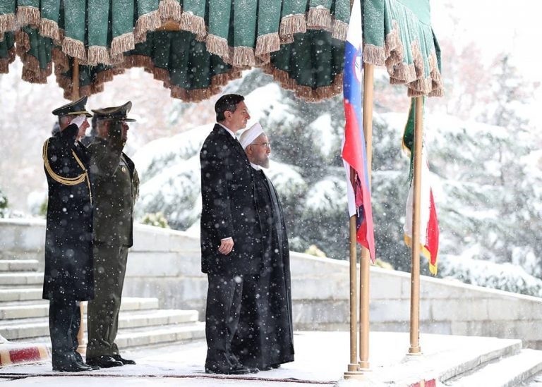 Irán megtiltja a külföldi cégeknek, hogy covid-oltásokat teszteljenek az irániakon