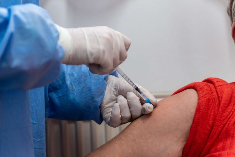 Az idősebb korosztály immunizálása lehet a legfontosabb a koronavírus elleni védekezés során