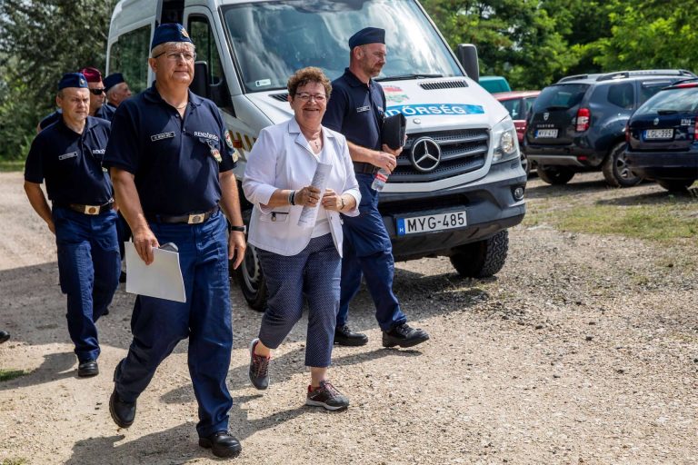 Testőrök jelentek meg Müller Cecília mellett