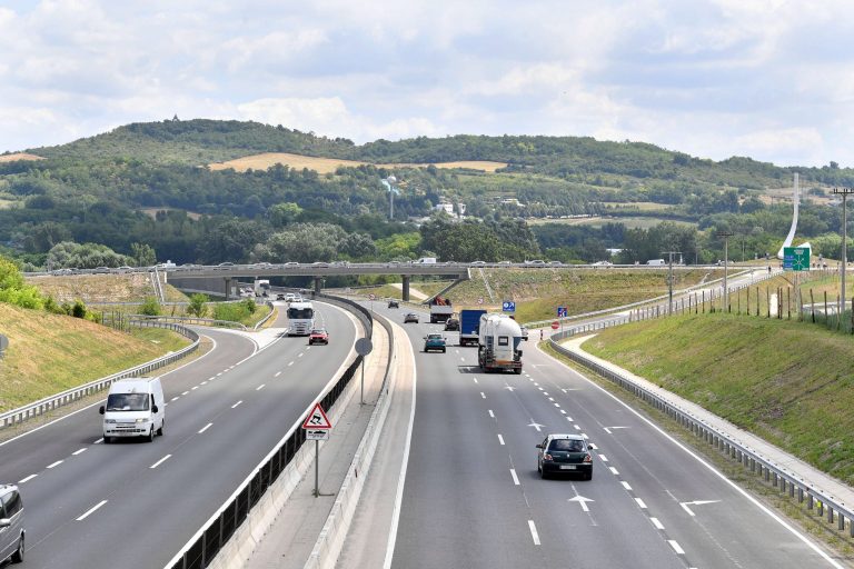 Nem zavarta a csúcsforgalom, megfordult az M3-as bevezetőjén (videó)