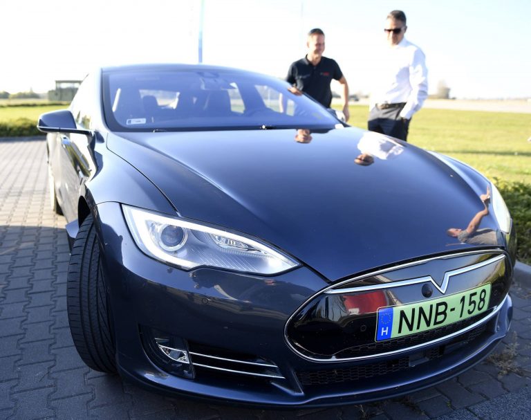 Felrobbant egy Tesla egy sanghaji garázsban