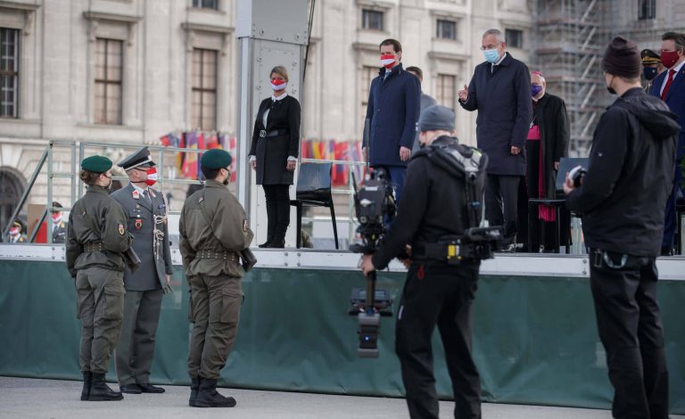 Ekkora vakcinaadaggal számolhatnak a „szomszédjaink” januárban