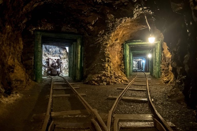 22 bányász életéért küzdenek, miután robbanás történt egy aranybányában