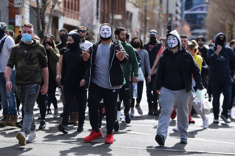 Videó: Egy bagelezőből vittek el egy floridai maszkellenes aktivistát a rendőrök