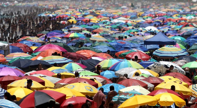 Úgy fürdőznek a brazilok a strandon, mintha nem szóltak volna nekik a koronavírusról (videó)