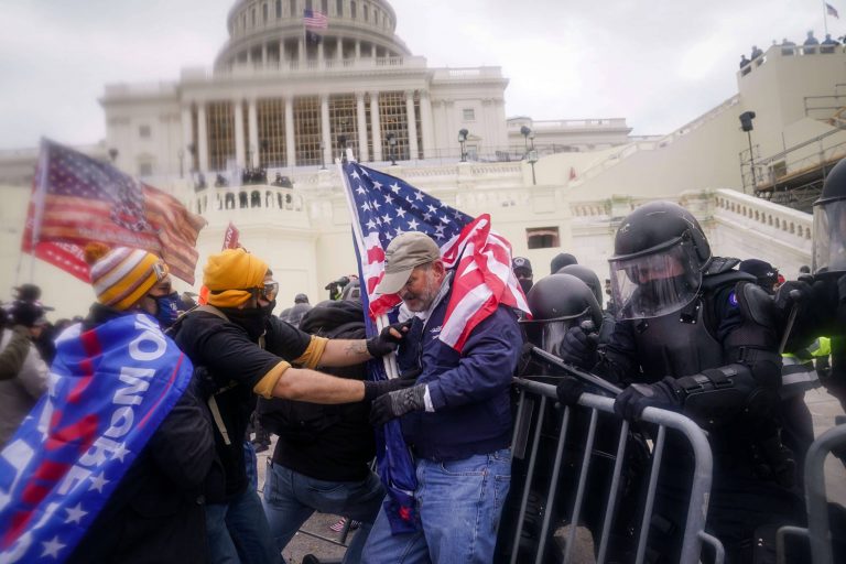 Videón, ahogy Trump hívei a Capitolium elfoglalását tervezgetik