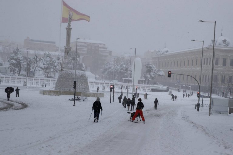 Annyi hó esett Madridban, hogy lezárták a nemzetközi repülőteret