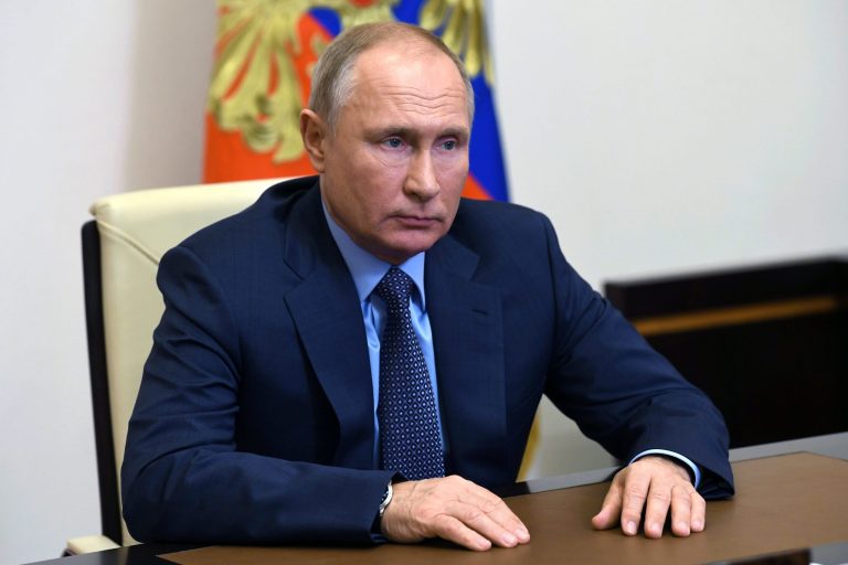 Putyin törvényileg tiltaná, hogy a szovjeteket a nácikhoz hasonlítsák