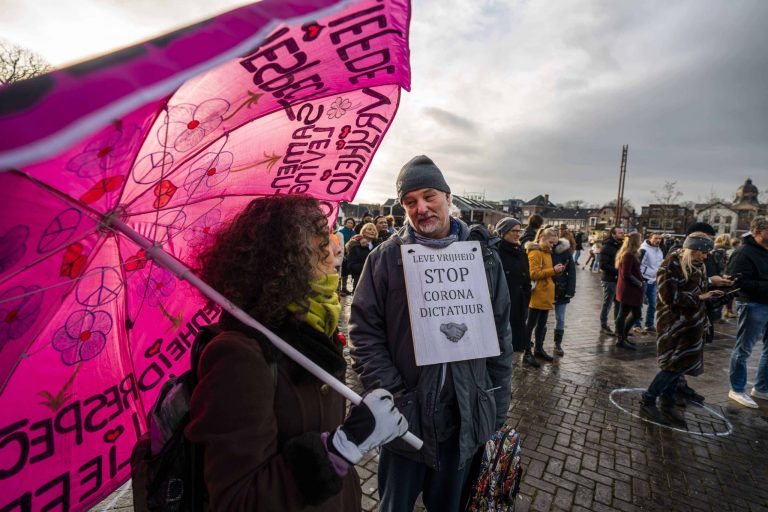 Ismét rengetegen tüntettek a kijárási tilalom ellen Hollandiában, több mint kétszáz embert letartóztattak