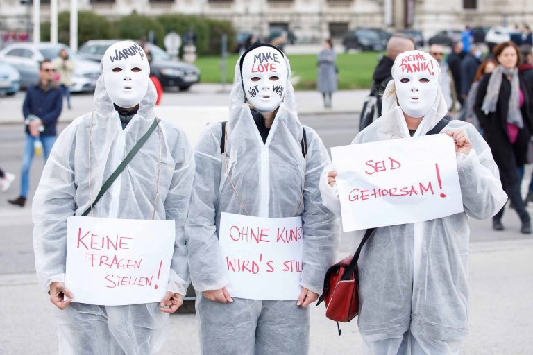 Több tízezren tüntettek Bécsben a lezárások és korlátozások ellen