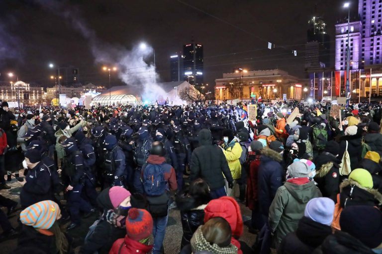 „Félek itt élni” – több tízezren tüntettek a lengyel abortusztörvények ellen