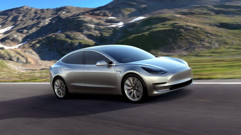 Az önvezető Tesla hátsó ülésén aludt, miközben a kocsi magától száguldozott az autópályán