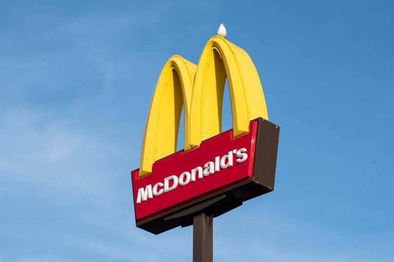 Fegyvert fogott a McDonald’s alkalmazottjára, mert hiányolta a sajtot a hamburgeréből