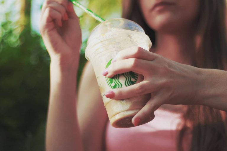 Rasszista feliratú poharat szolgáltak fel egy nőnek a Starbucksban, 4,5 millió forint kártérítést kaphat