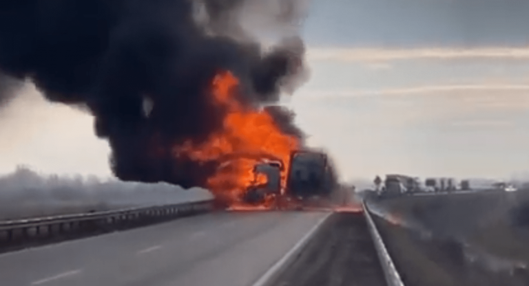 Lángokban egy kamion Kecskeméten, halálos baleset történt (videó)