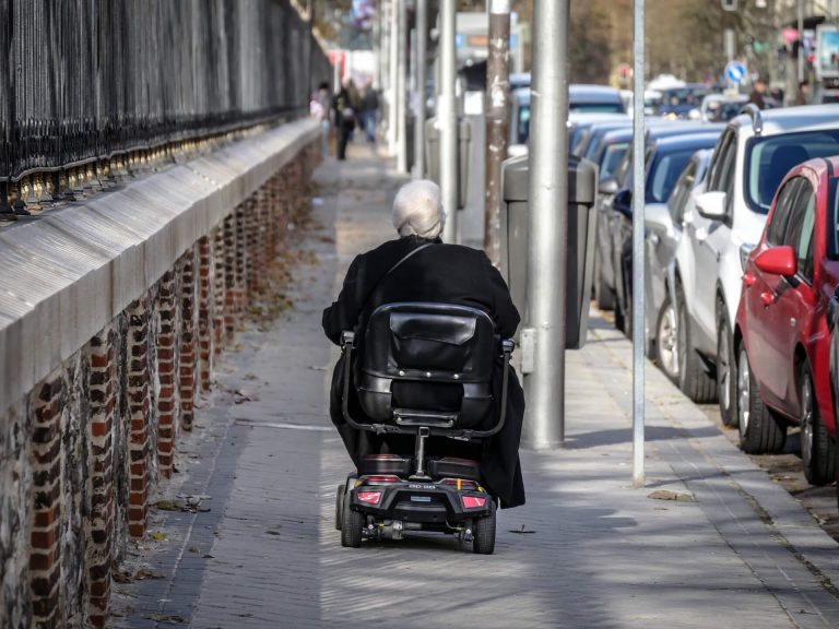 Mozgássérült mopeddel közlekedő nőt fosztottak ki Csepelen