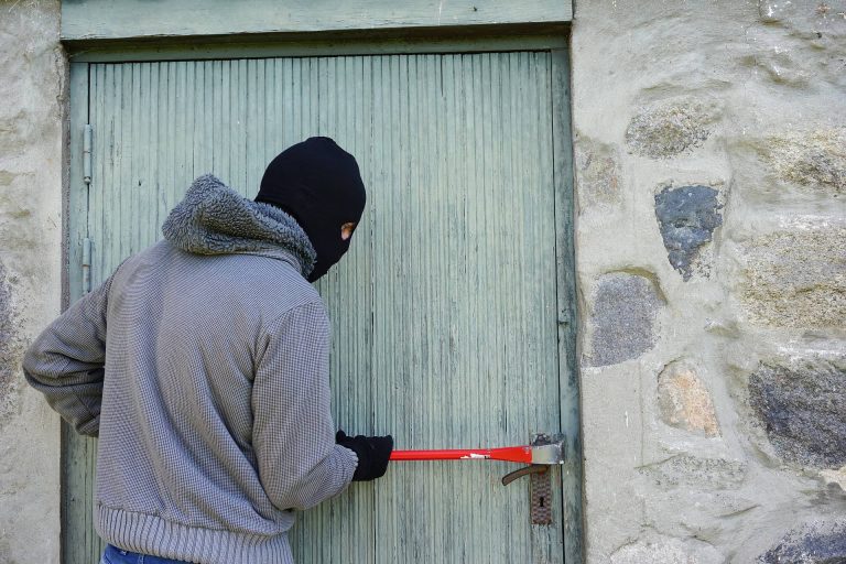 Budapesti lakóházba betörő férfit keres a rendőrség