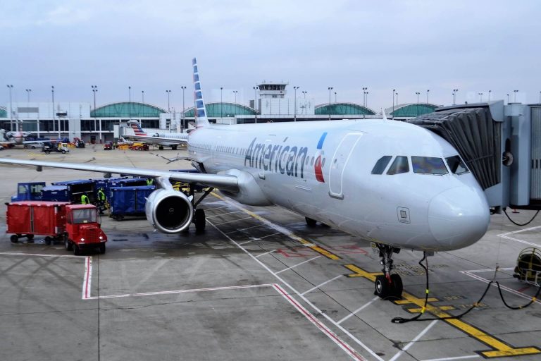 A halálos ostrom után betiltja az alkoholfogyasztást az American Airlines
