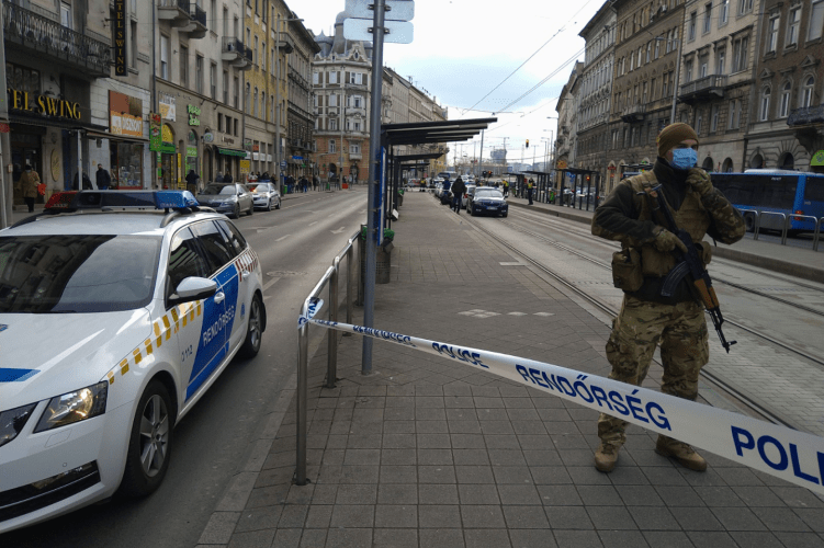 Fényes nappal szúrtak meg egy férfit a Mester utcai villamosmegállóban, keresik az elkövetőket