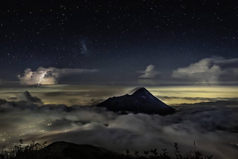 Sűrű porfelhővel és lávafolyammal tört ki a Merapi vulkán