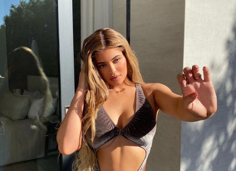 Kylie Jenner bikinis képe férfiak millióit sokkolja, Vajna Timi is likeolta