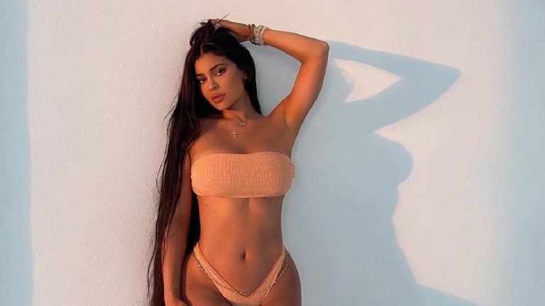 Kylie Jenner melltartóban fotózta magát a tükörben, Gáspár Evelin is likeolta