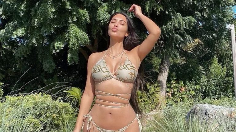 Kim Kardashian egy durván szexi dekoltázsos képpel üzent