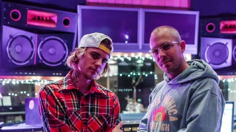 Justin Bieber egy garázsban adott online koncertet, de így is tarolt