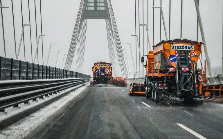 Teljes erőbedobással dolgozik az utakon a Magyar Közút