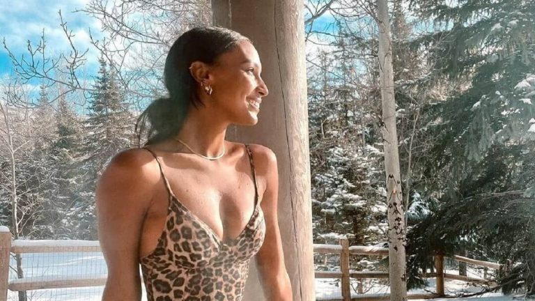 Jasmine Tookes testére már nem lehet mit mondani, annyira tökéletes