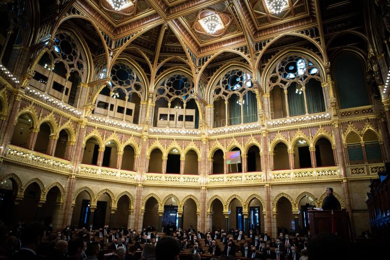 Egy nagyon fontos víruskérdésben dönt a magyar parlament hétfőn