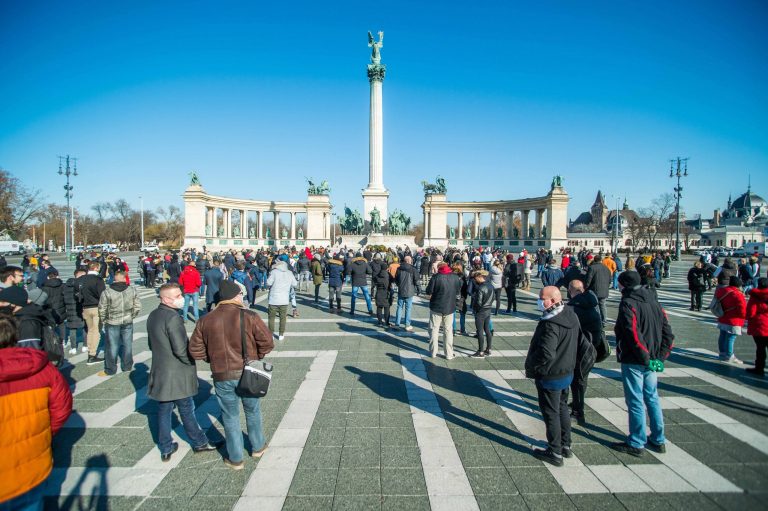 Másfél milliós büntetést kaptak a vasárnapi tüntetés szervezői