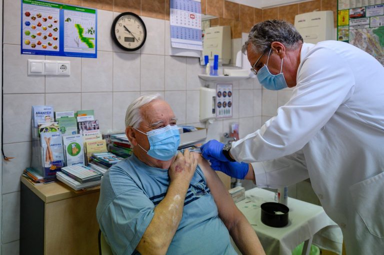 Kiderült, milyen mértékben emelkedik a háziorvosok fizetése