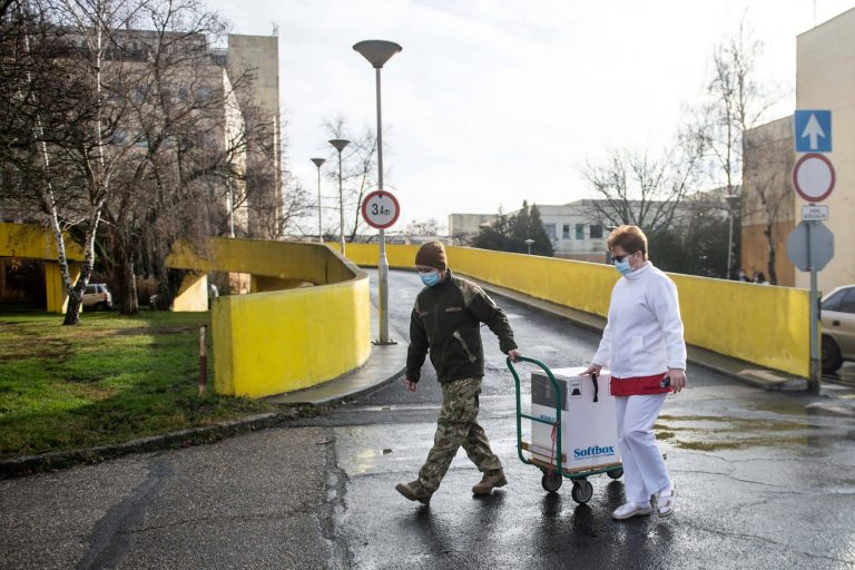 Miskolc után újabb város enyhít a maszkviselési szabályokon