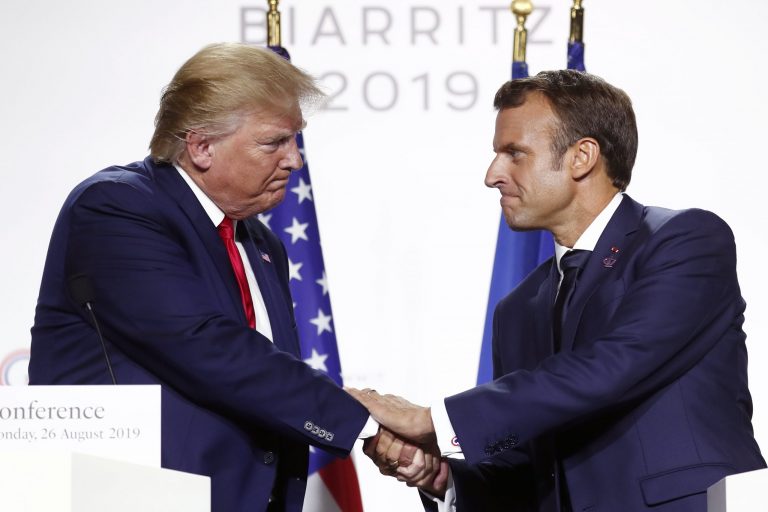 Trump két ország vezetőjét is „lúzernek” nevezte Macron előtt