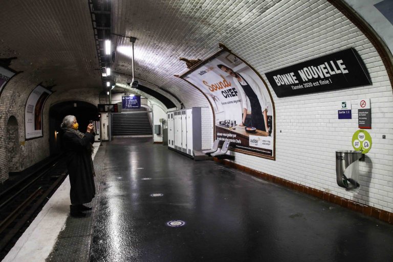 Másodperceken múlt, hogy nem ütötte el a nőt a metró (videó)