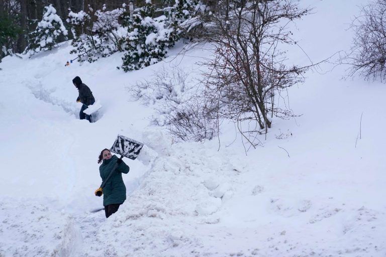 Veszekedés tört ki a hólapátoláson, három halott lett az eredménye