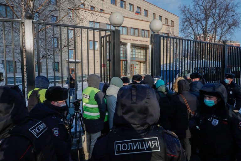 Kezd elfogyni a hely a börtönökben, annyi Navalnij-párti tüntetőt vettek őrizetbe