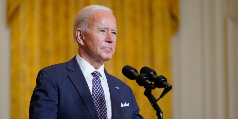 Biden visszafordította Trump zöldkártyára, építészetre és “anarchista városokra” vonatkozó rendeleteit