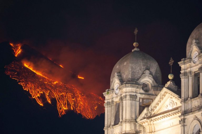 Kénfelhővel fenyegeti Magyarországot az Etna