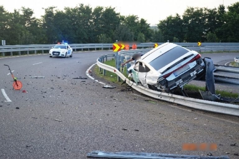 Ittas női sofőr törte rommá az Audit Debrecenben (kép)