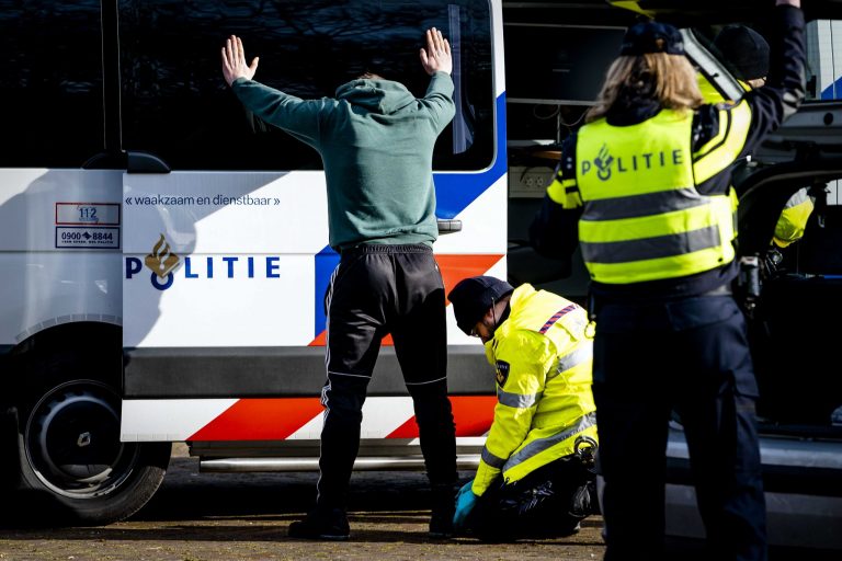 Betilthatják a vakcinaellenes tüntetéseket, a résztvevőket letartóztathatja a rendőrség